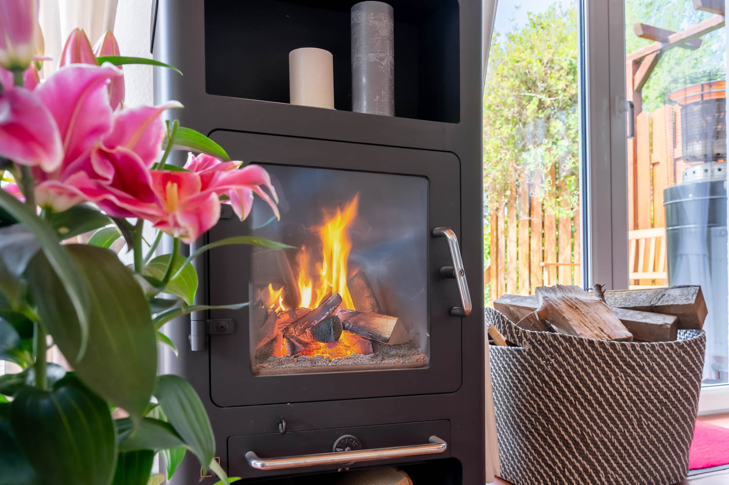 Kaminofen mit Blumen undFeuer