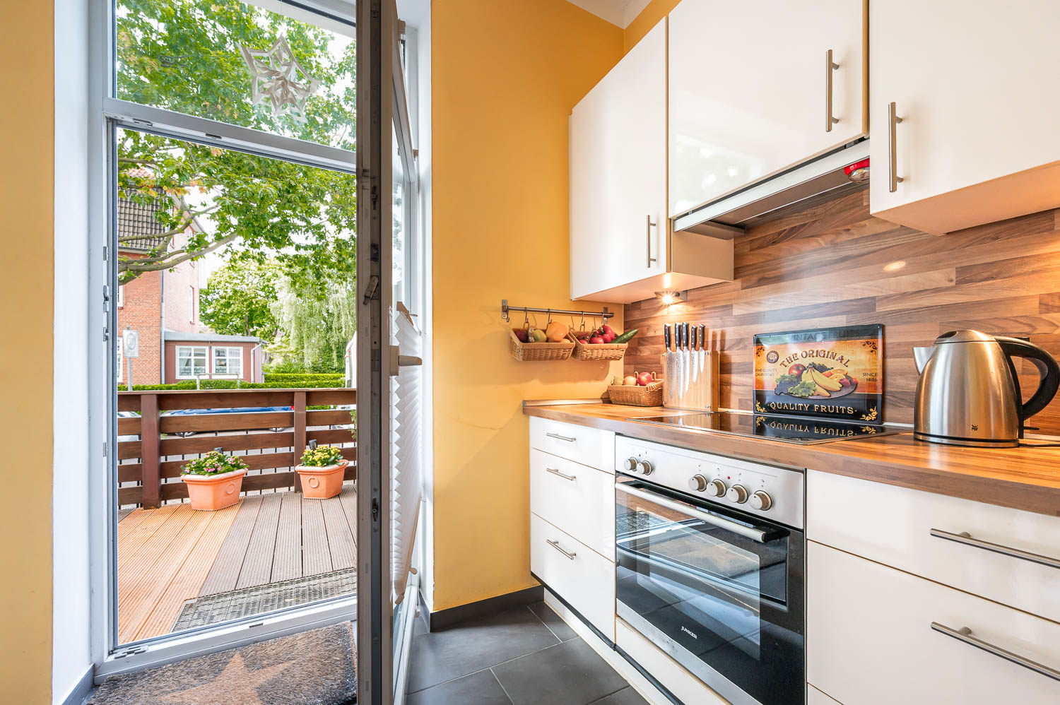 Küche mit Terrassenzugang