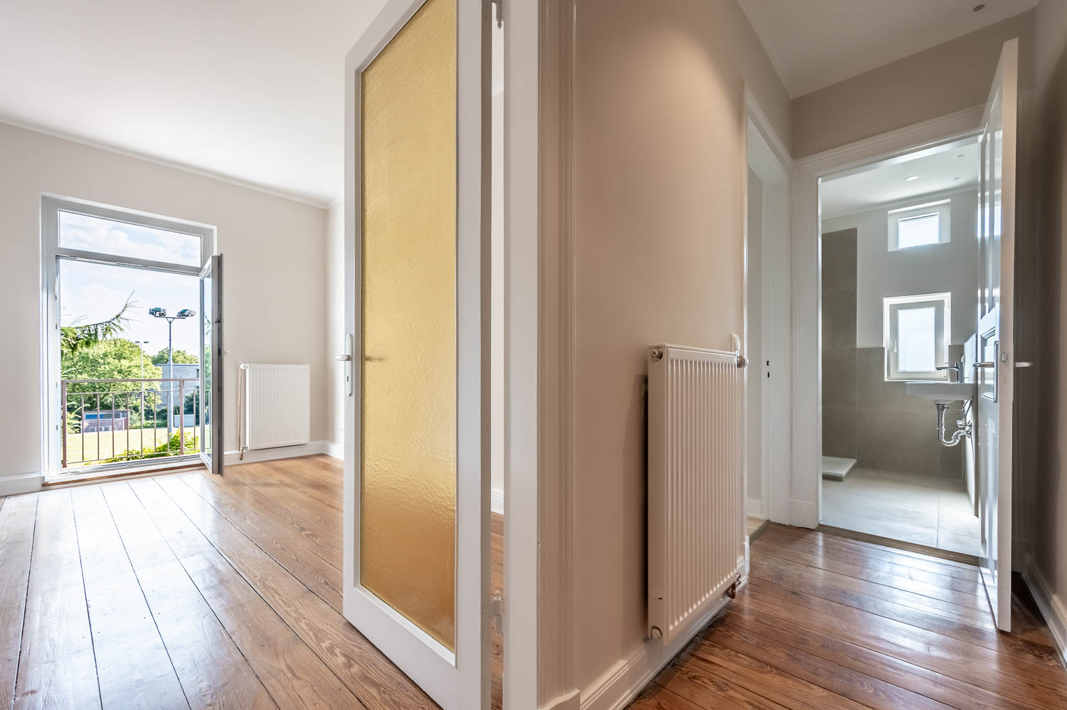 Flurblick zum Wohnzimmer und Bad